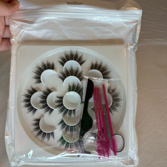 7 Pairs 6D Wispy Faux Mink Reusable Lashes with 4 Brushes, Scissors, Tweezers - Picture 8 of 8